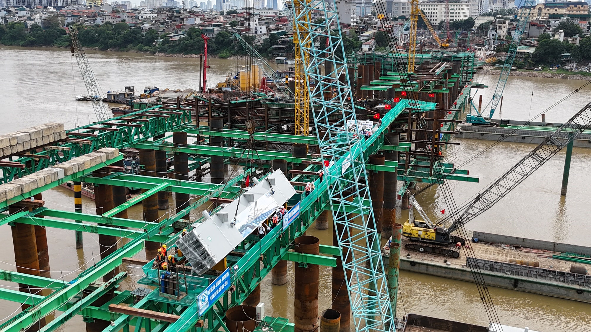 Ngày 31/8, những đốt dầm dọc chủ đầu tiên được lắp dựng, đánh dấu cột mốc mới của dự án