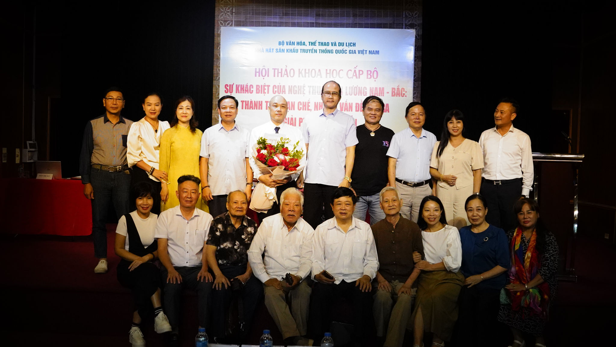 Ban tổ chức và khách mời tại hội thảo