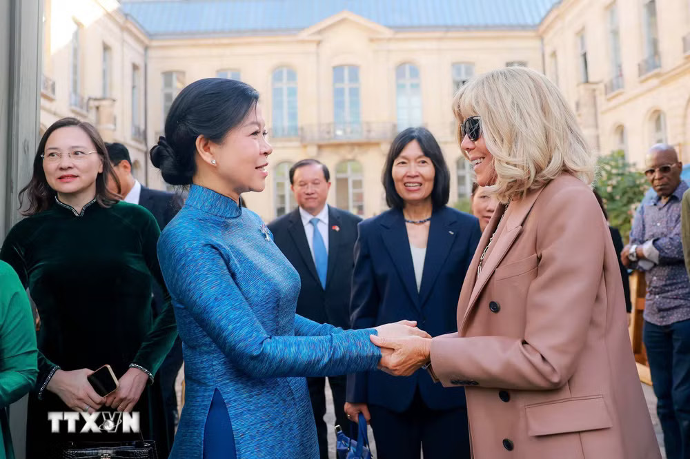 Bà Ngô Phương Ly, Phu nhân Tổng Bí thư, Chủ tịch nước Tô Lâm và bà Brigitte Macron, Phu nhân Tổng thống Pháp Emmanuel Macron tại Trường Mỹ thuật quốc gia Pháp