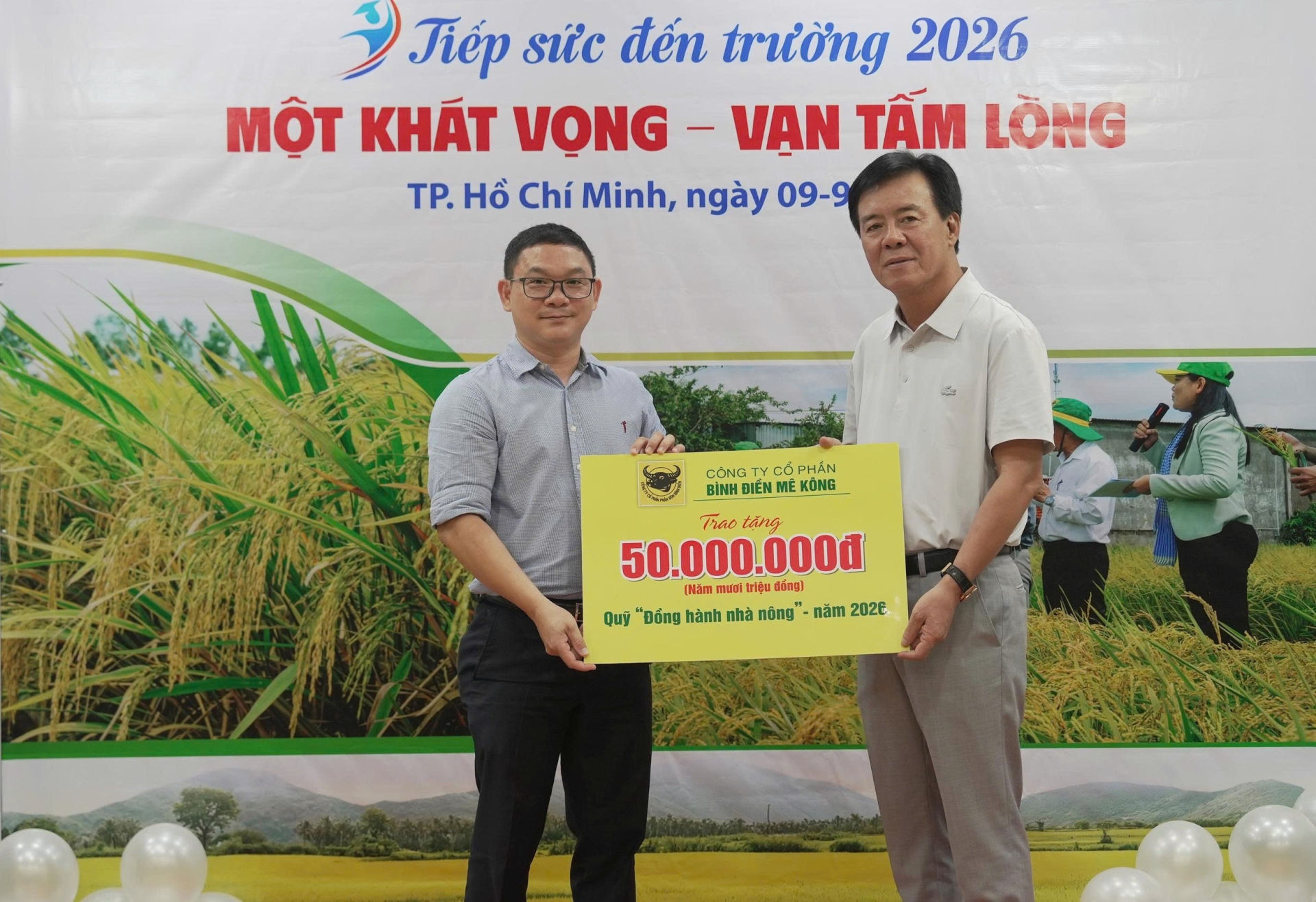 Đại diện Công ty Cổ phần Bình Điền - Mê Kông đóng góp 50 triệu đồng vào Quỹ