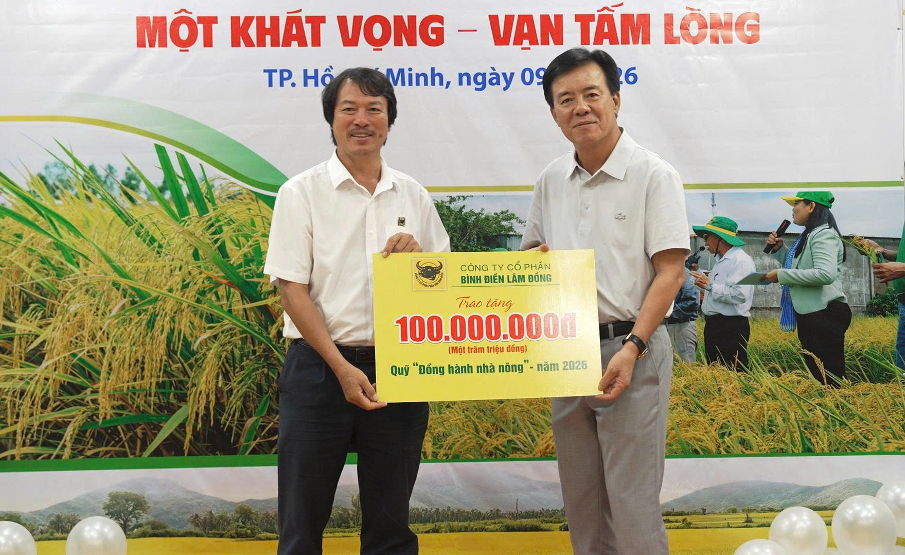 Đại diện Công ty Cổ phần Bình Điền - Lâm Đồng đóng góp 100 triệu đồng vào Quỹ