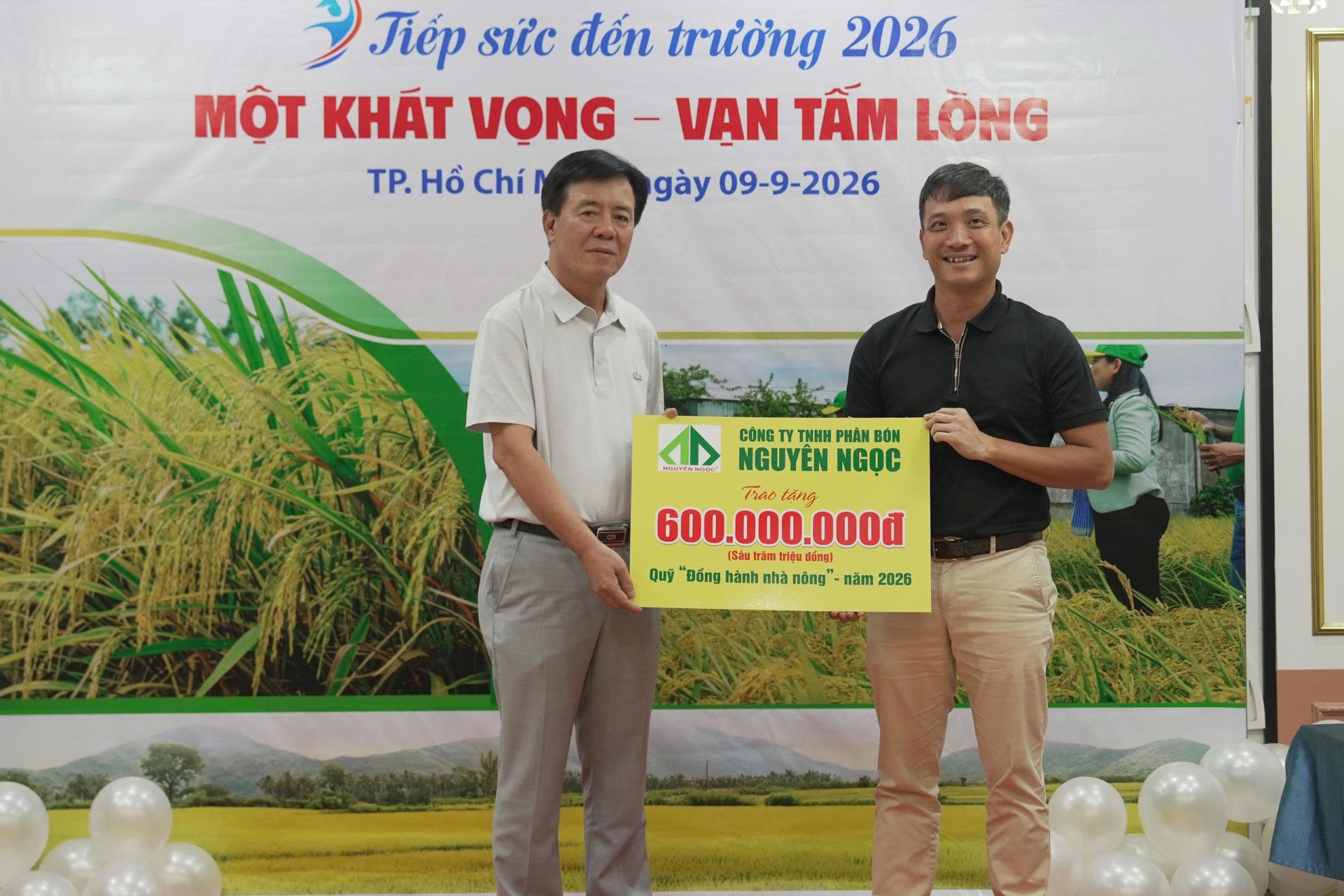 Đại diện Công ty TNHH Phân bón Nguyên Ngọc đóng góp 600 triệu đồng vào Quỹ