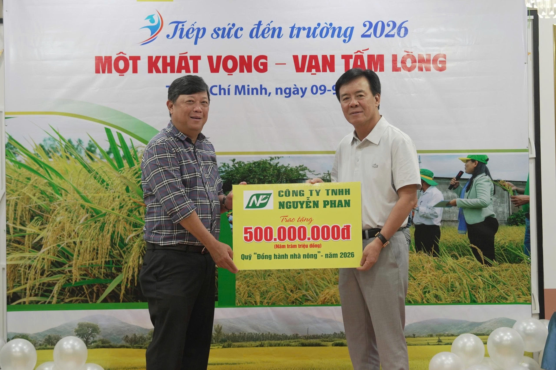 Đại diện Công ty TNHH Nguyễn Phan đóng góp 500 triệu đồng vào Quỹ