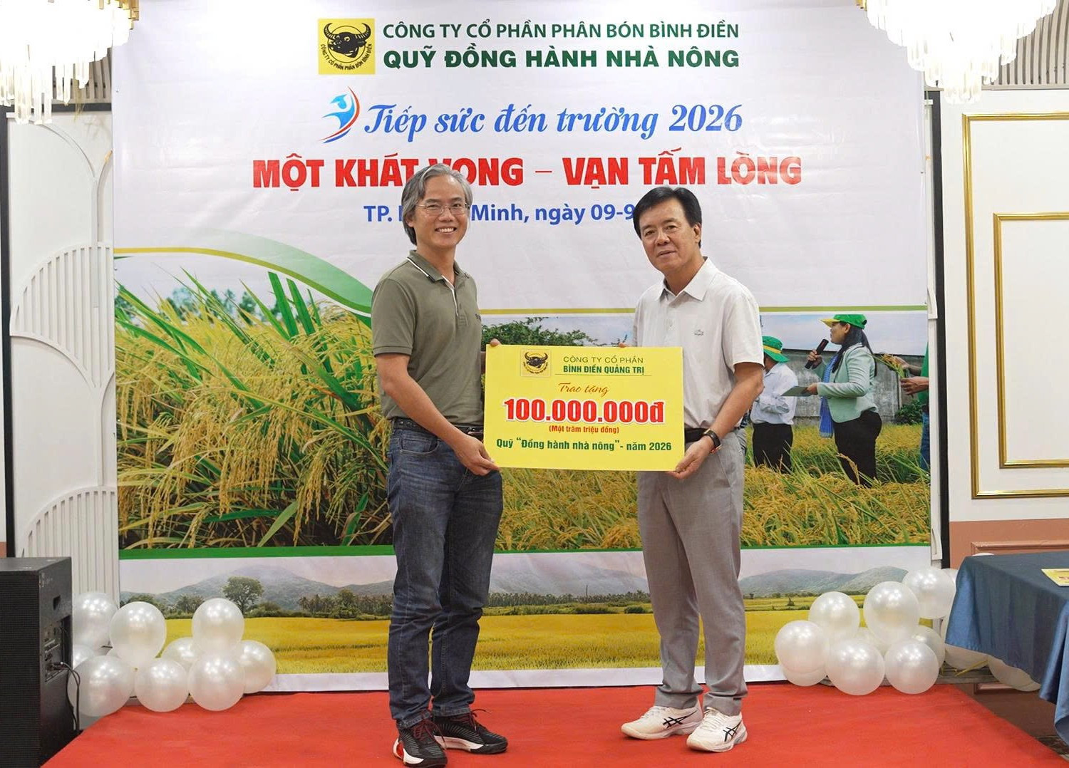 Đại diện Công ty Cổ phần Bình Điền - Quảng Trị đóng góp 100 triệu đồng vào Quỹ