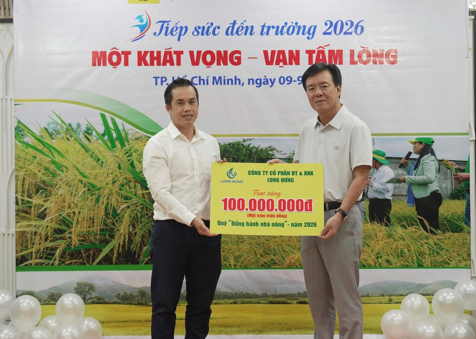 Đại diện Công ty Cổ phần Đầu tư và Xuất Nhập khẩu Long Hưng đóng góp 100 triệu đồng vào Quỹ