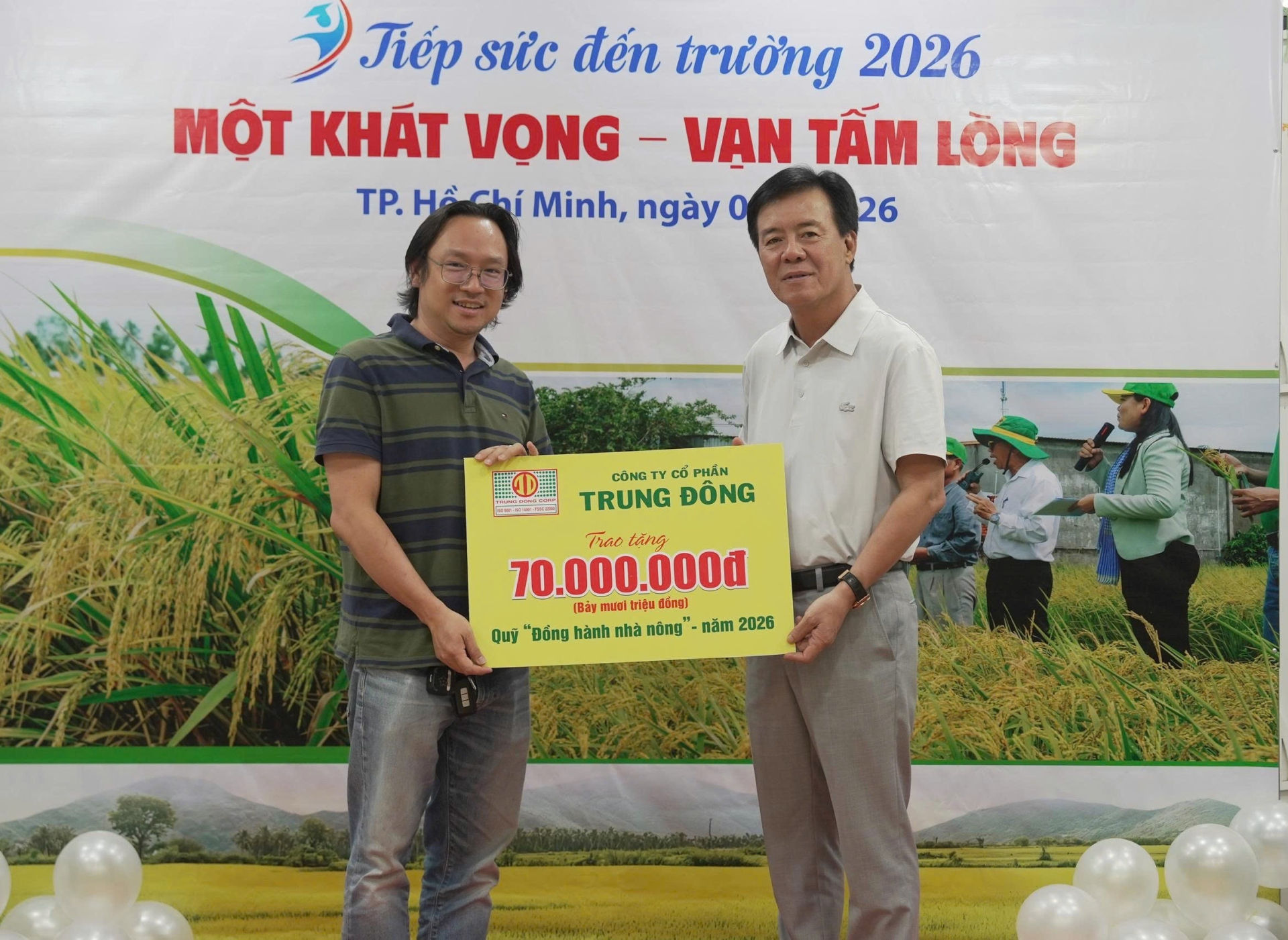 Đại diện Công ty Cổ phần Trung Đông đóng góp 70 triệu đồng vào Quỹ