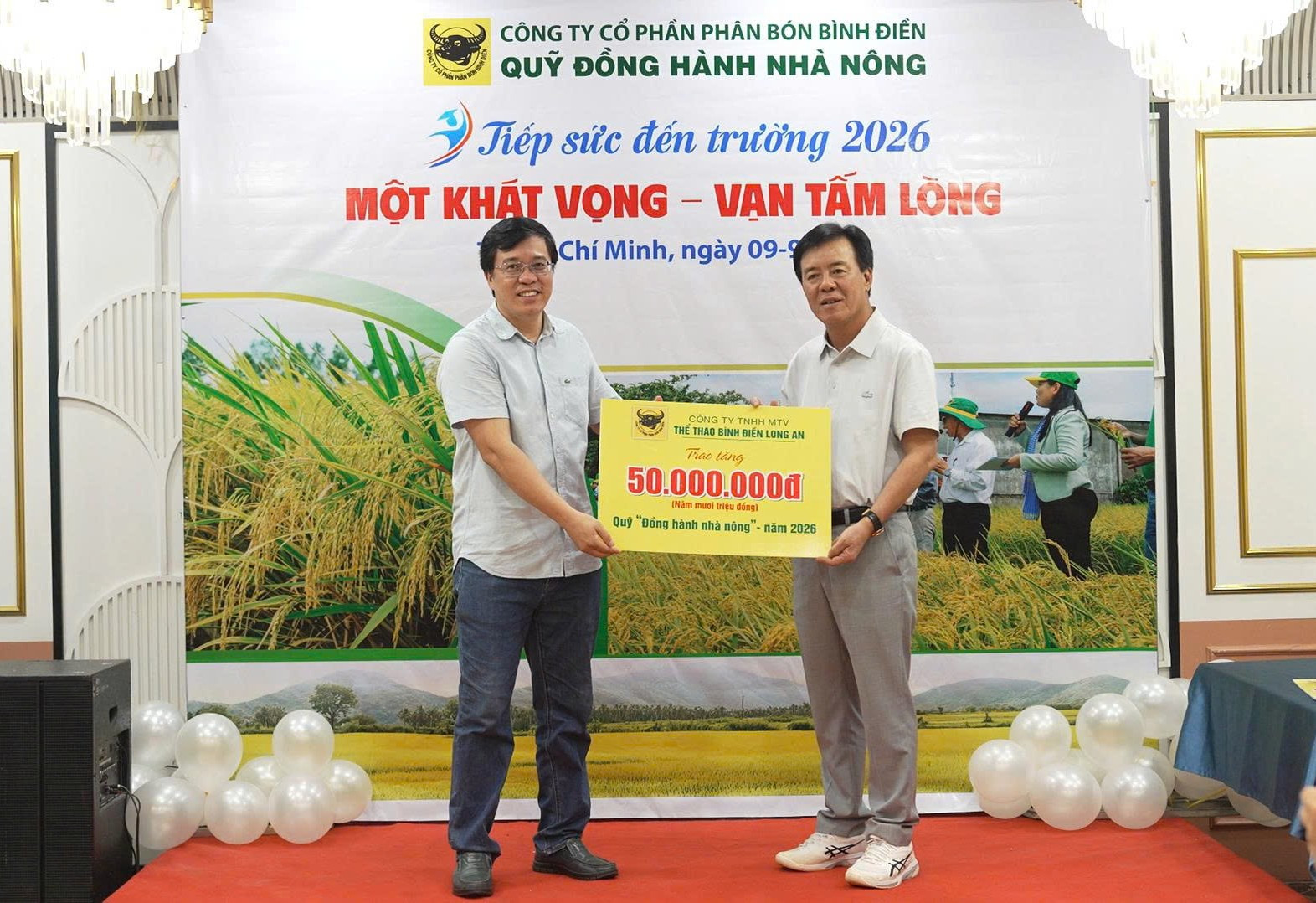Đại diện Công ty TNHH MTV Thể thao Bình Điền - Long An đóng góp 50 triệu đồng vào Quỹ