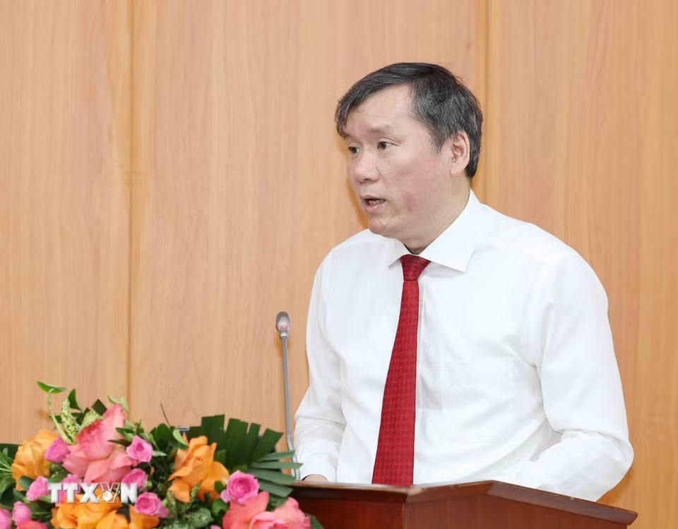 Ủy viên Trung ương Đảng, Bí thư Đảng ủy, Chủ tịch Viện Hàn lâm Khoa học xã hội Việt Nam Lê Văn Lợi trình bày báo cáo tại buổi làm việc