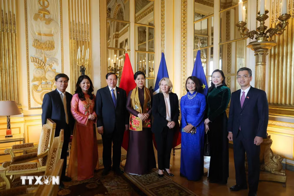 Bà Ngô Phương Ly, Phu nhân Tổng Bí thư, Chủ tịch nước Tô Lâm với Bộ trưởng Bộ Văn hóa Pháp Catherine Pégard và các đại biểu