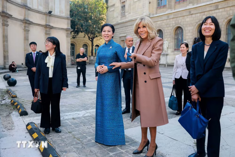 Bà Ngô Phương Ly, Phu nhân Tổng Bí thư, Chủ tịch nước Tô Lâm và bà Brigitte Macron, Phu nhân Tổng thống Pháp Emmanuel Macron tham quan Trường Mỹ thuật quốc gia Pháp