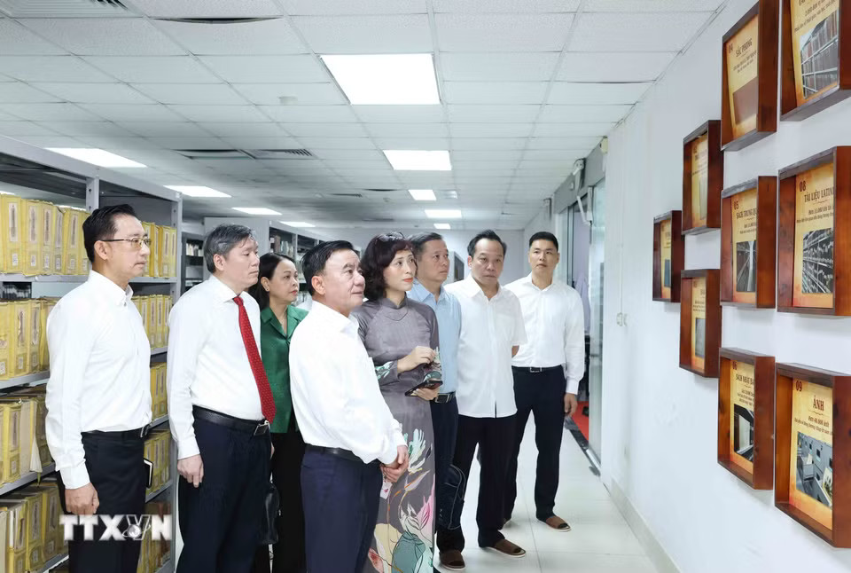Thường trực Ban Bí thư Trần Cẩm Tú tham quan kho tư liệu của Viện Hàn lâm Khoa học xã hội Việt Nam
