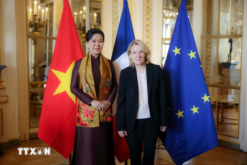 Bà Ngô Phương Ly, Phu nhân Tổng Bí thư, Chủ tịch nước Tô Lâm với Bộ trưởng Bộ Văn hóa Pháp Catherine Pégard. (Ảnh: TTXVN phát)