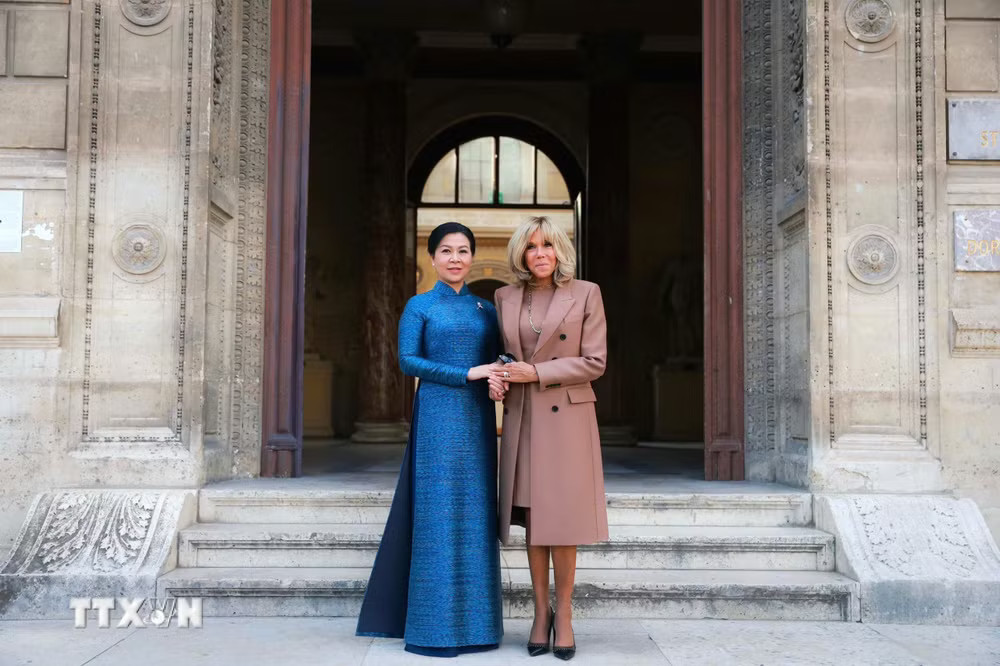 Bà Ngô Phương Ly, Phu nhân Tổng Bí thư, Chủ tịch nước Tô Lâm và bà Brigitte Macron, Phu nhân Tổng thống Pháp Emmanuel Macron tại Trường Mỹ thuật quốc gia Pháp