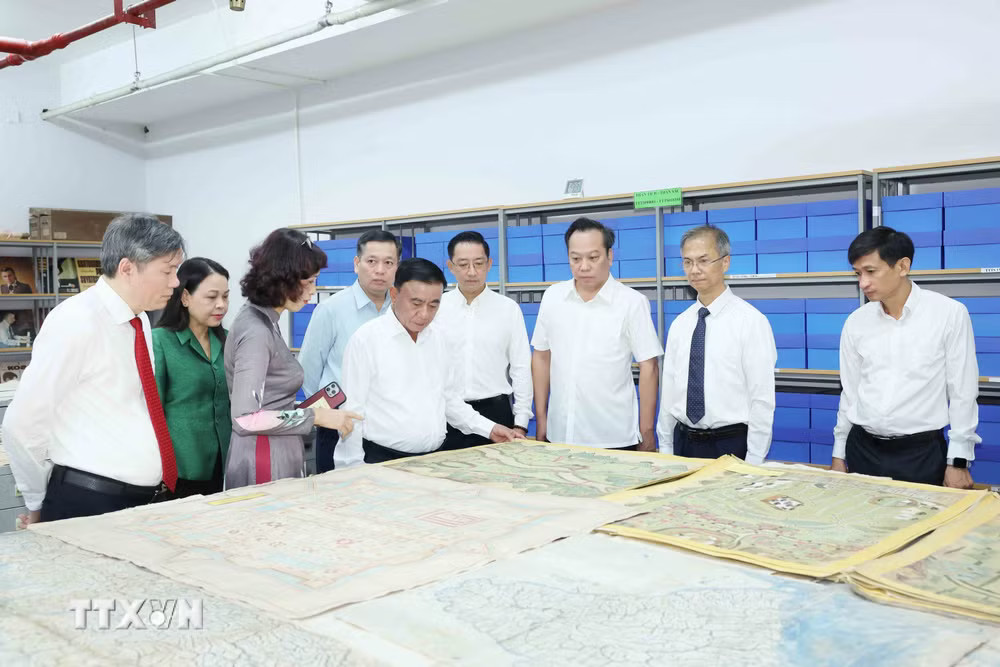 Thường trực Ban Bí thư Trần Cẩm Tú tham quan kho tư liệu của Viện Hàn lâm Khoa học xã hội Việt Nam