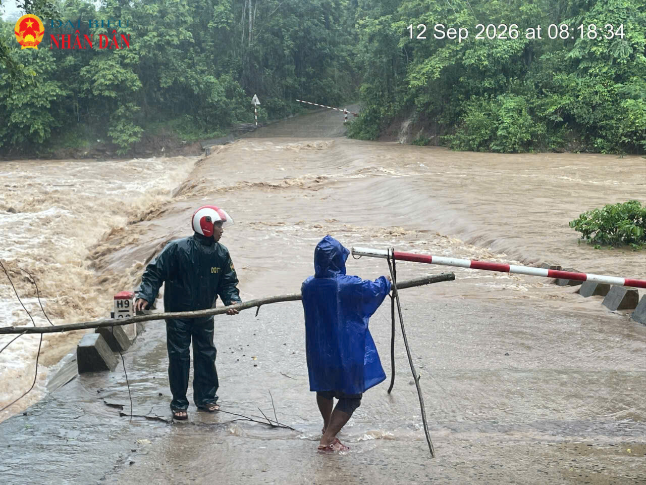 Nhằm đảm bảo an toàn cho người dân, nhiều khu vực miền núi tỉnh Quảng Trị được các lực lượng chức năng lập chốt, cảnh báo khu vực nước lũ dâng cao