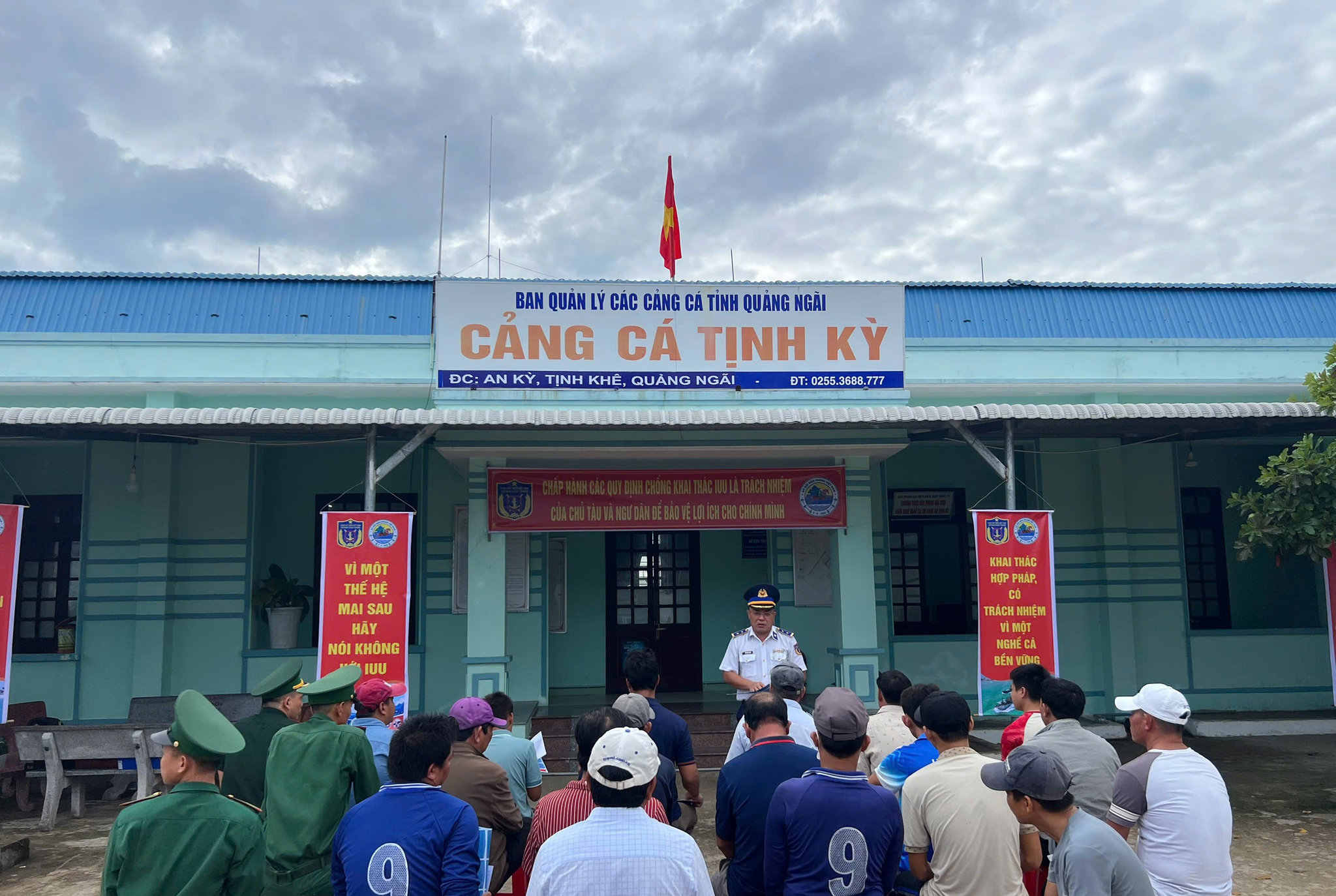2. Đồng chí Trung tá Trần Ngọc Ngoạn Phó Trưởng phòng Pháp luật đang tuyên truyền một số nội dung về chống khai thác IUU tại