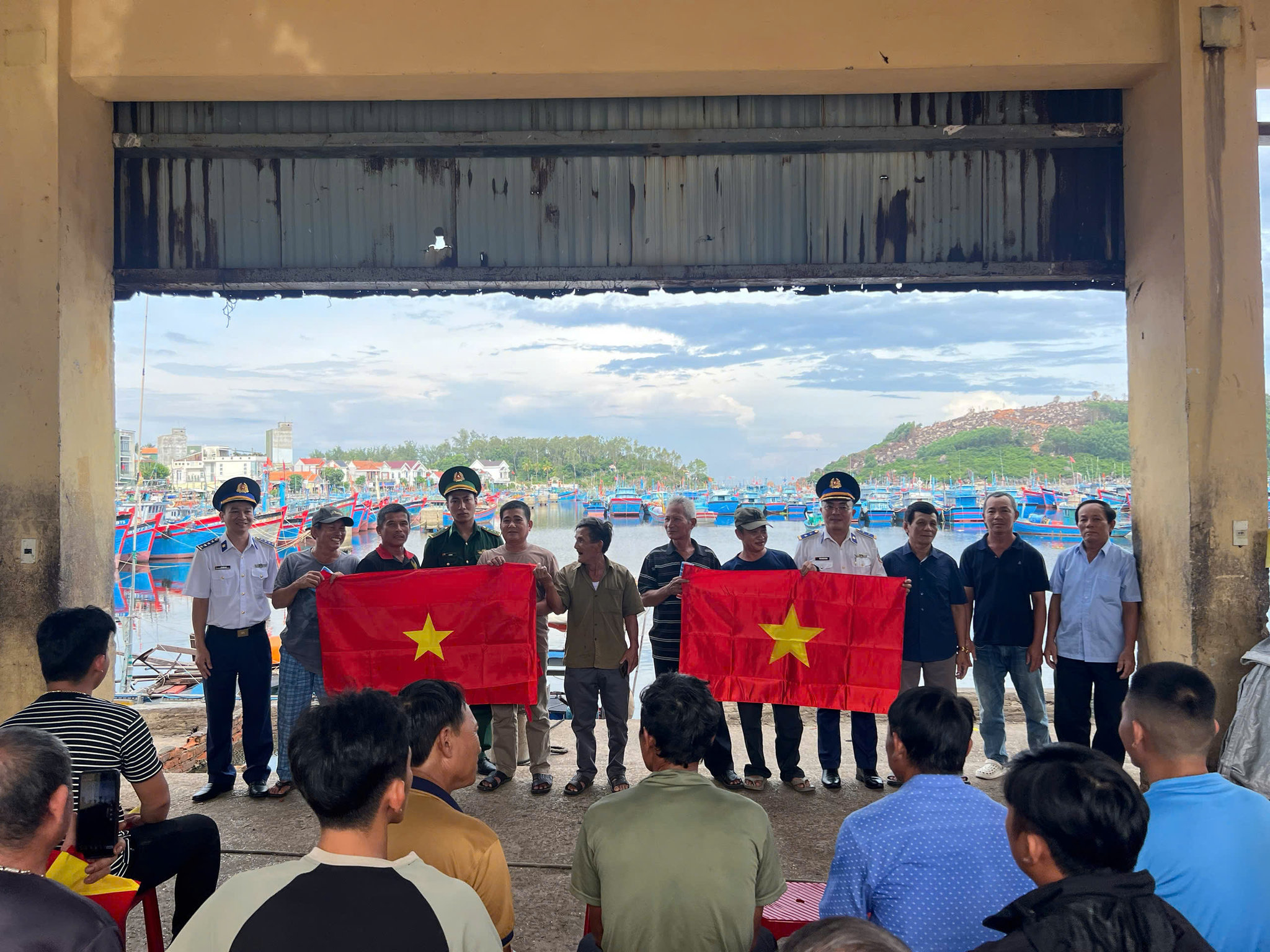 3. Bộ Tư lệnh Vùng CSB 2 phối hợp với Đồn biên phòng Phổ Quang và BQL cảng tổ chức tuyên truyền pháp luật về chống khai thá