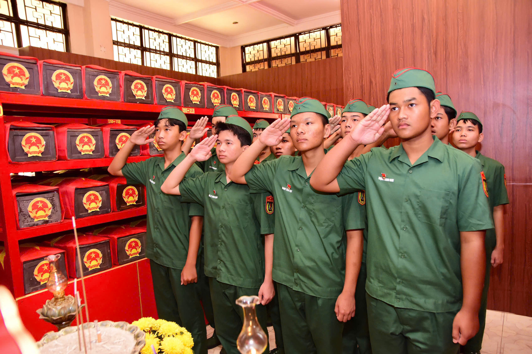 Các thành viên trong đoàn đã dành phút tưởng niệm, bày tỏ lòng thành kính, biết ơn sâu sắc đối với những Anh hùng liệt sĩ