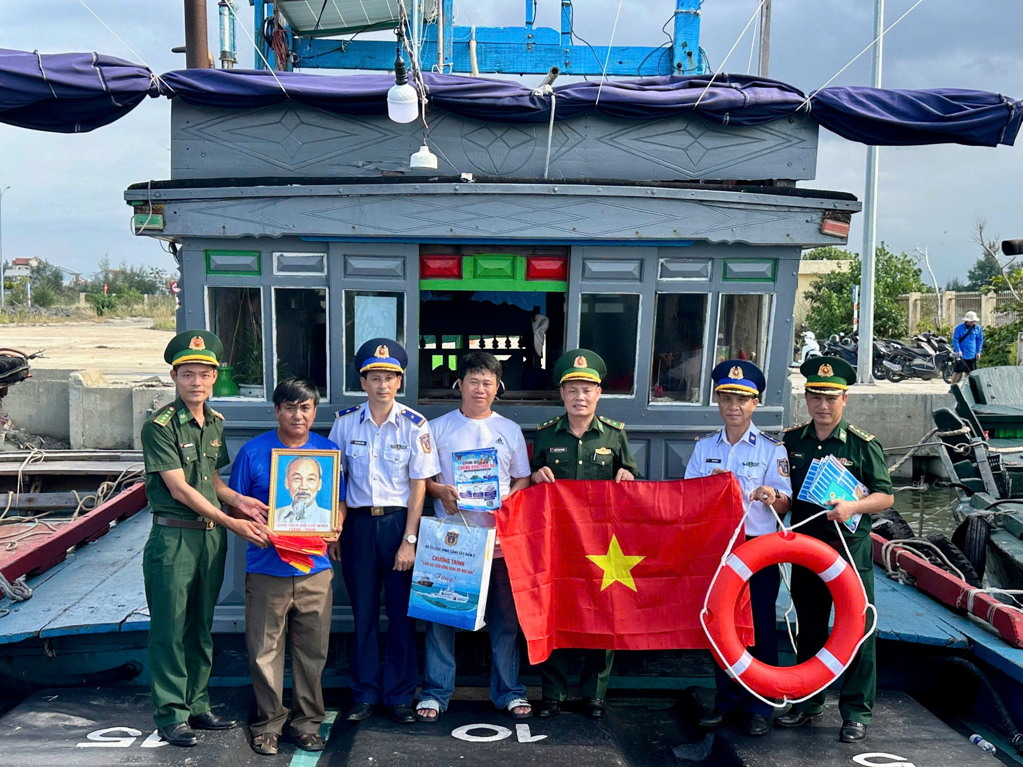 4. Bộ Tư lệnh Vùng CSB 2 phối hợp với Đồn biên phòng Cửa khẩu cảng Thuận An và BQL cảng tổ chức tuyên truyền pháp luật về ch
