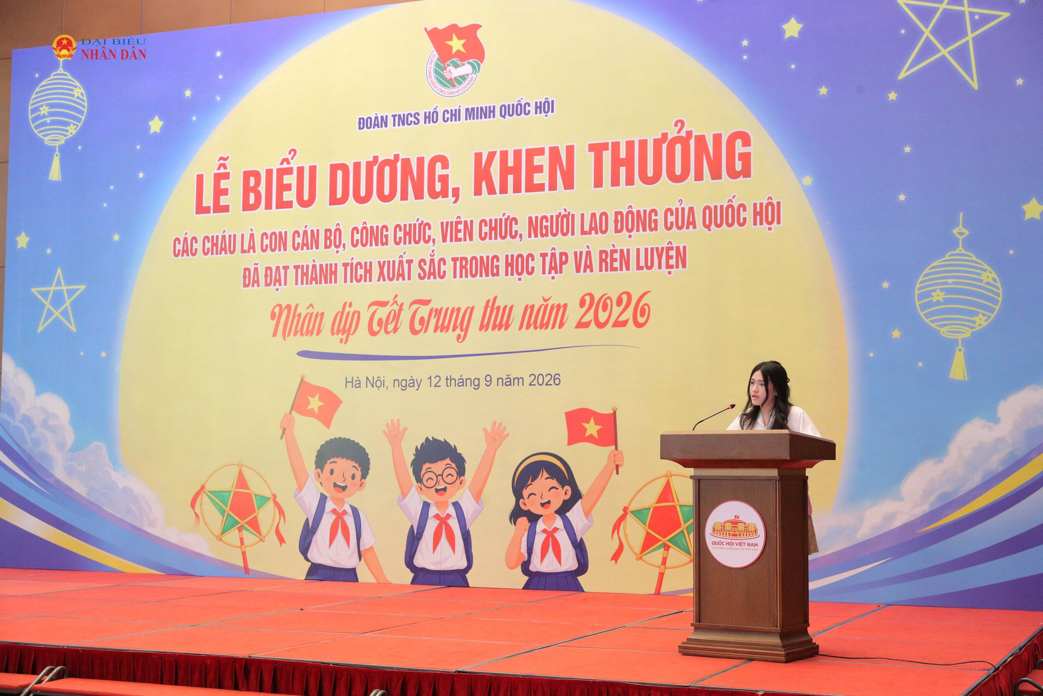 Em Nguyễn Hương Giang thay mặt học sinh có thành tích xuất sắc trong học tập và rèn luyện phát biểu