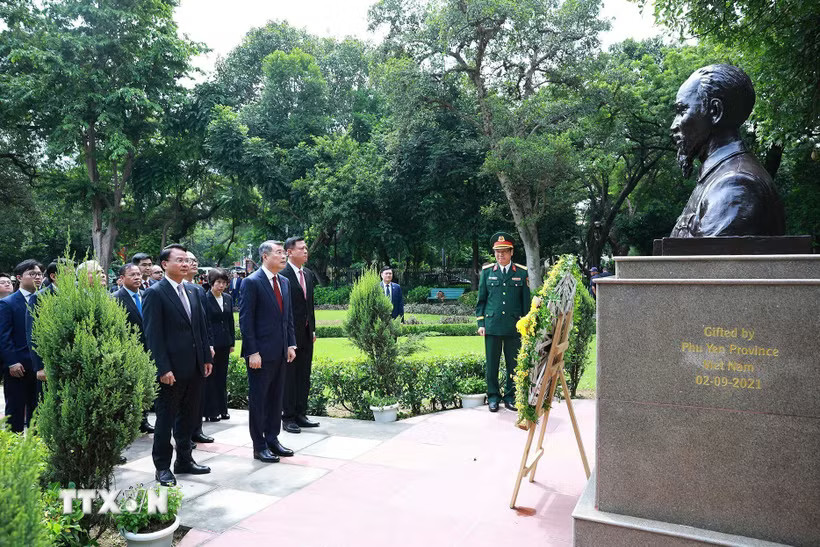 Thủ tướng Lê Minh Hưng dâng hoa tại Tượng Chủ tịch Hồ Chí Minh ở thủ đô New Delhi. (Ảnh: Dương Giang/TTXVN)