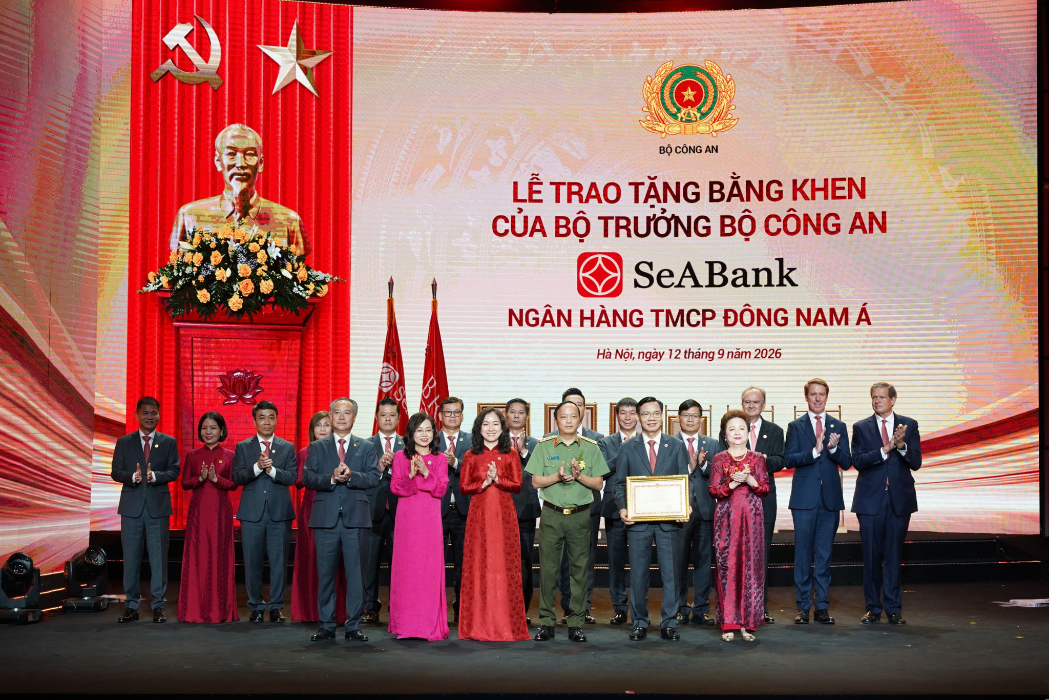 Ban lãnh SeABank đón nhận Bằng khen của Bộ trưởng Bộ Công an vì đã có thành tích xuất sắc trong phong trào “Toàn dân bảo vệ an ninh Tổ quốc”