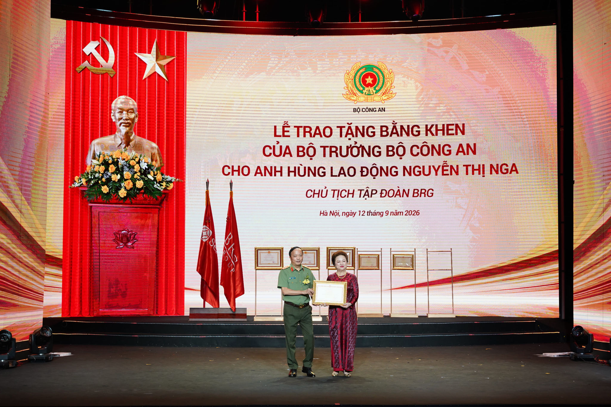 Ảnh 4. Thứ trưởng Bộ Công an, Thượng tướng Đặng Hồng Đức trao Bằng khen của Bộ trưởng Bộ Công an tặng doanh nhân Nguyễn Thị Nga