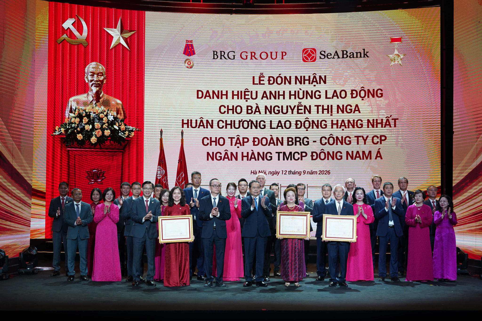 Ủy viên Bộ Chính trị, Chủ tịch Quốc hội Trần Thanh Mẫn trao Danh hiệu Anh hùng Lao động cho doanh nhân Nguyễn Thị Nga cùng Huân chương Lao động hạng Nhất cho Tập đoàn BRG và Ngân hàng SeABank