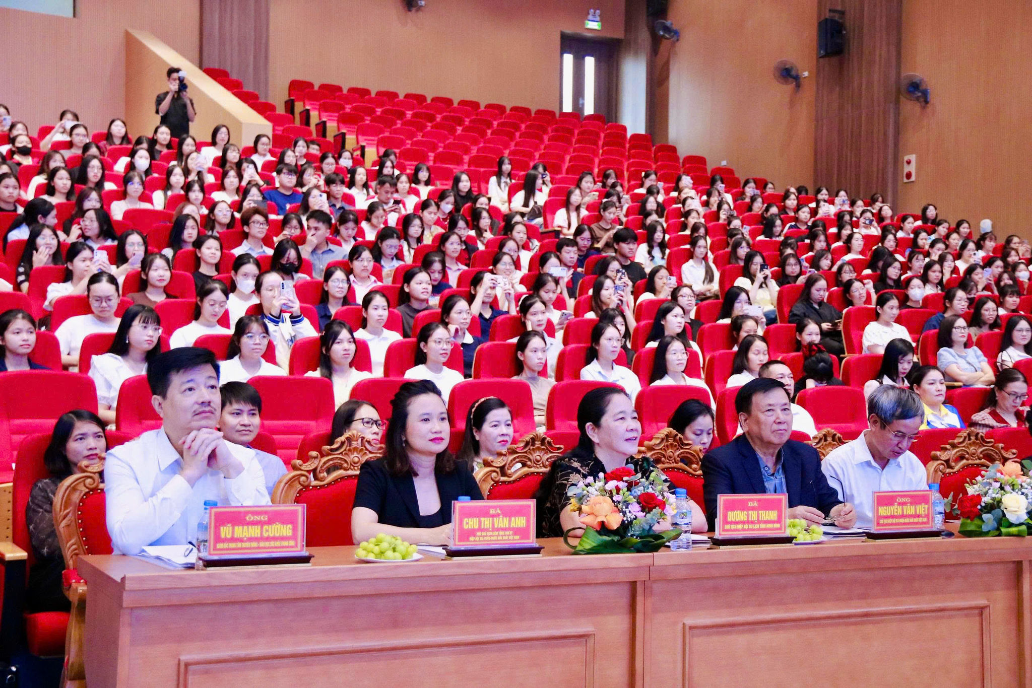 Hơn 500 đại biểu, sinh viên và đoàn viên thanh niên tham dự hội thảo