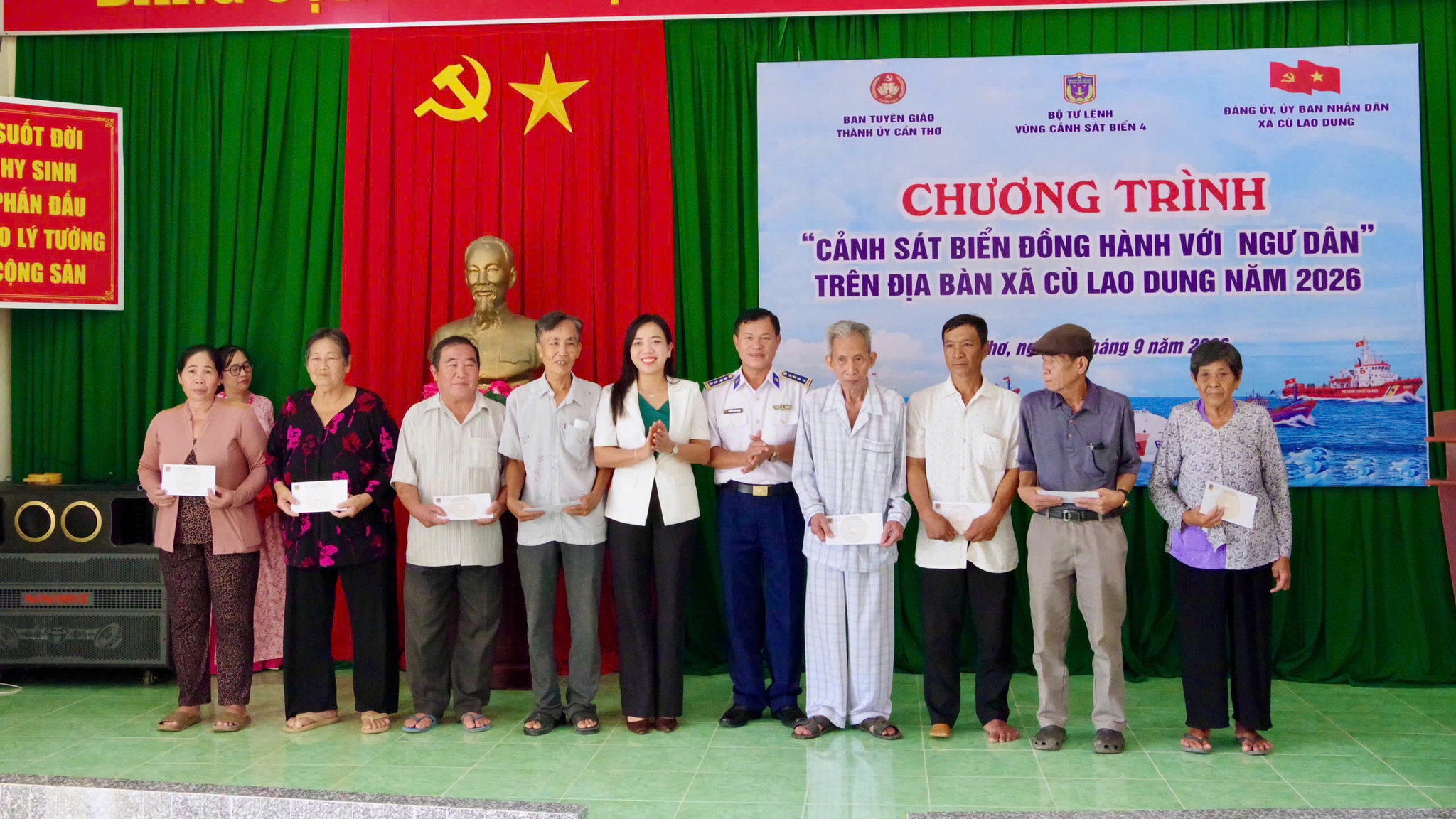 Bộ Tư lệnh Vùng Cảnh sát biển 4 tặng quà cho các gia đình chính sách, hộ nghèo, cận nghèo, ngư dân có hoàn cảnh khó khăn