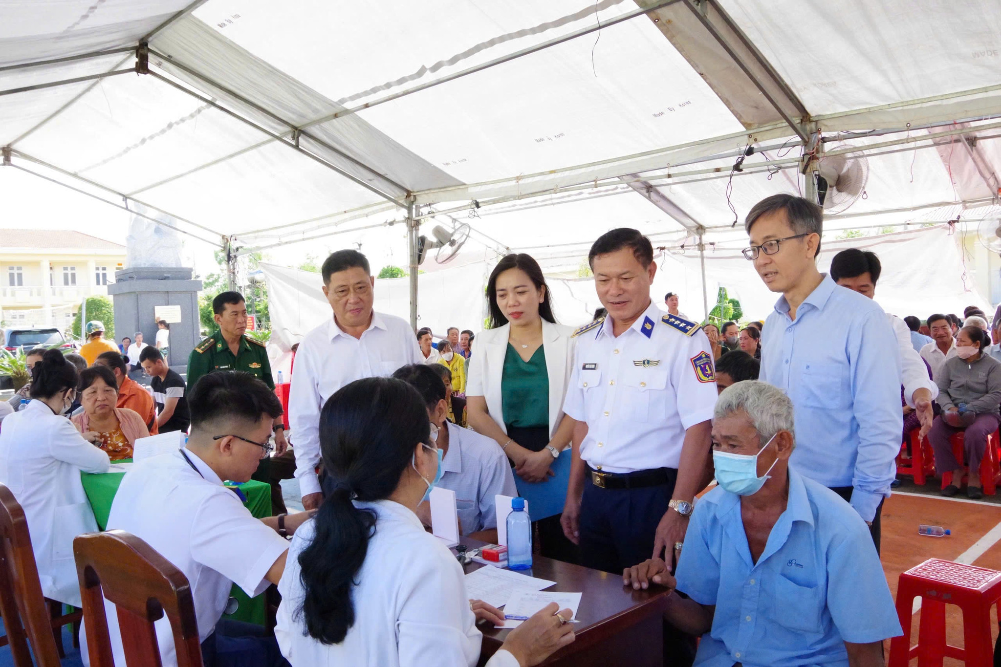 Các đại biểu thăm hỏi sức khỏe người dân đến khám bệnh