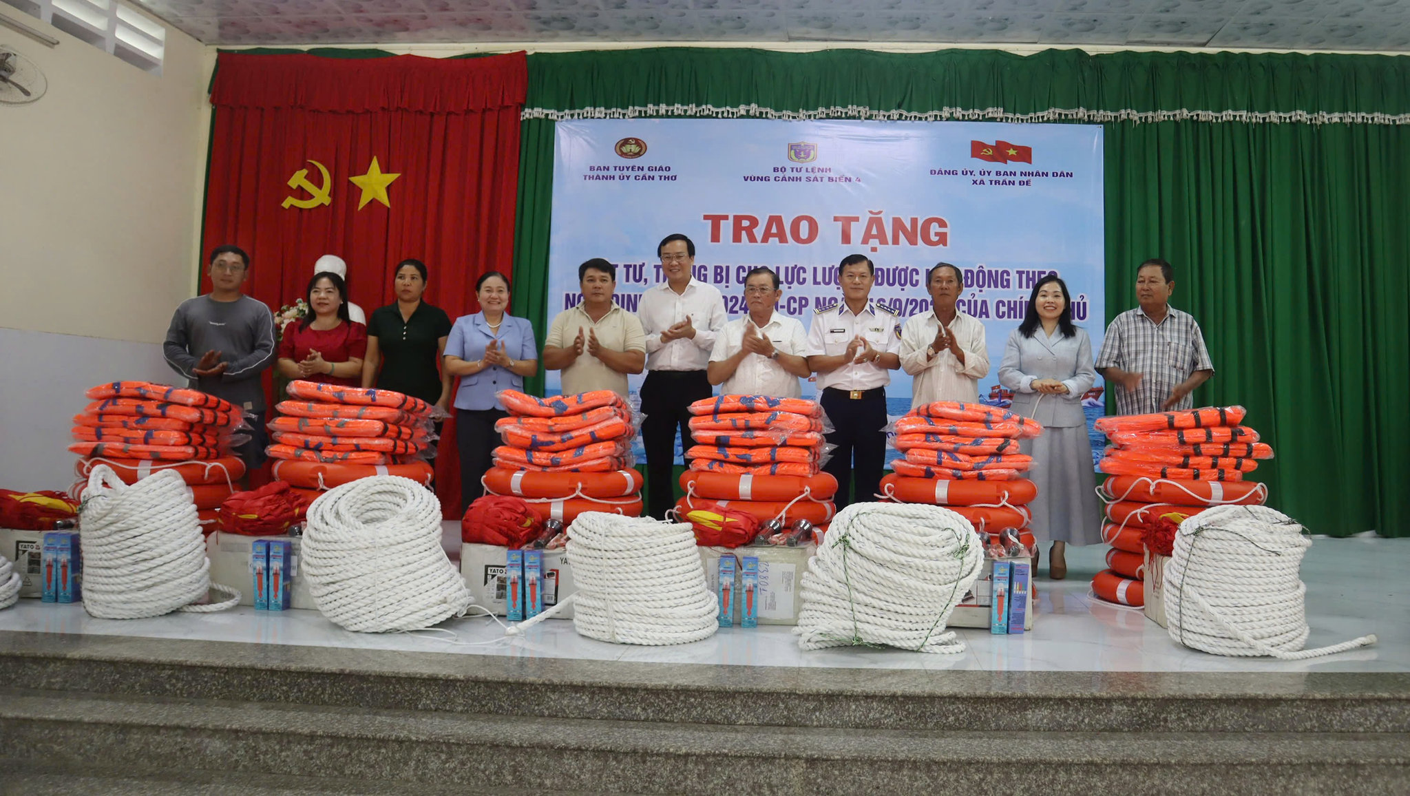 Đại diện lãnh đạo Bộ Tư lệnh Vùng Cảnh sát biển 4 và địa phương trao vật tư, thiết bị tặng chủ tàu cá trên địa bàn xã Trần Đề