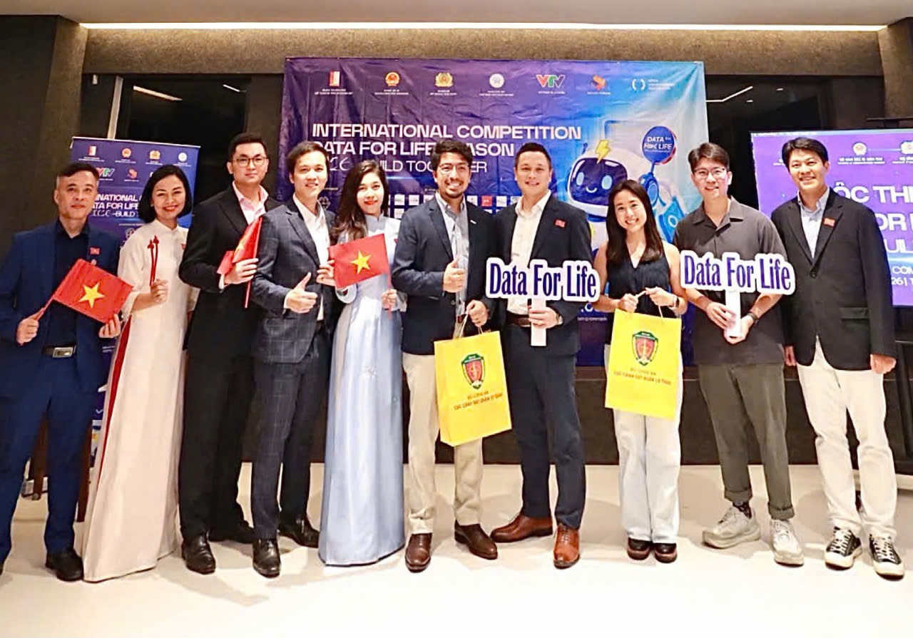 Đoàn đại biểu Bộ Công an Việt Nam chụp ảnh lưu niệm tại Lễ phát động cuộc thi Data for life