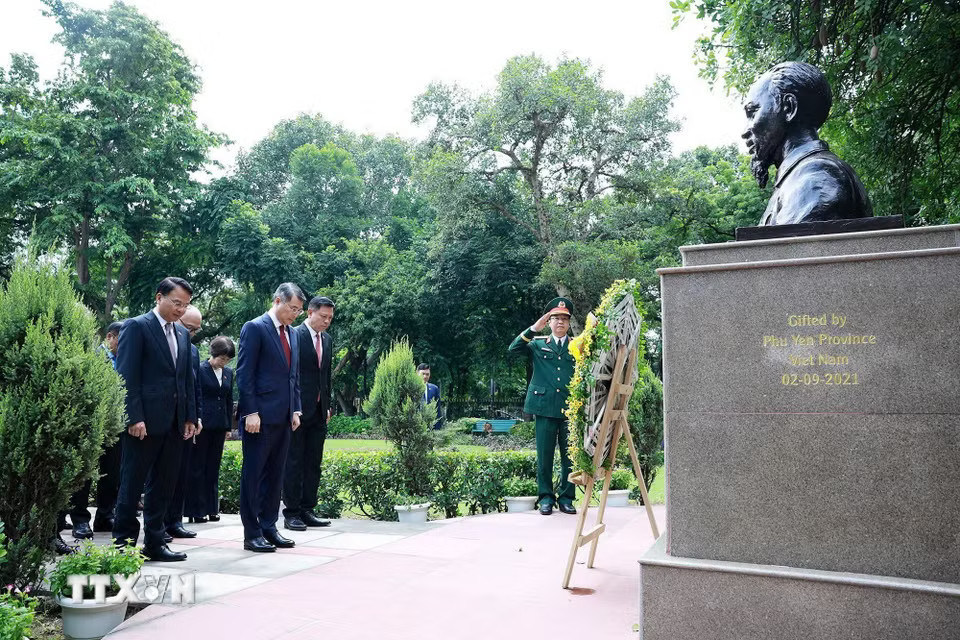 Thủ tướng Lê Minh Hưng dâng hoa tại tượng Chủ tịch Hồ Chí Minh ở thủ đô New Delhi