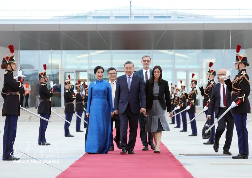 General Secretary of the Communist Party of Vietnam Central Committee and President To Lam, his wife, and the high-ranking Vietnamese delegation are seen off by French officials at Orly Airport in Paris. Photo: VNA