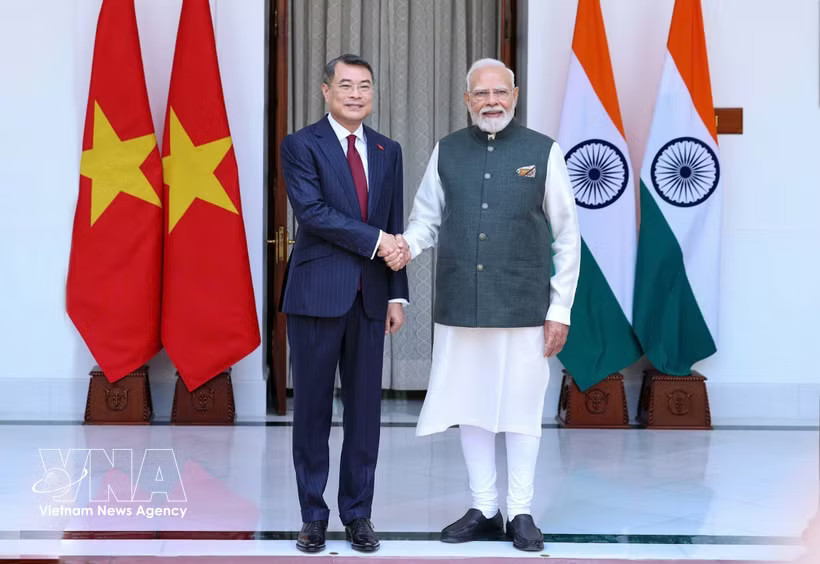 Prime Minister Le Minh Hung (L) shakes hands with his Indian counterpart Narendra Modi before their talks in New Delhi on September 12. (Photo: VNA)