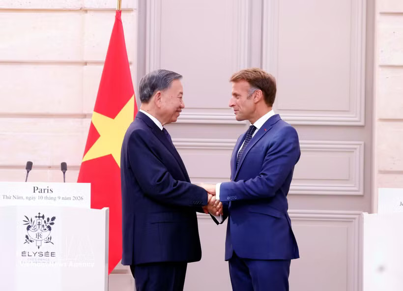 General Secretary of the Communist Party of Vietnam Central Committee and President To Lam (left) and French President Emmanuel Macron. (Photo: VNA)