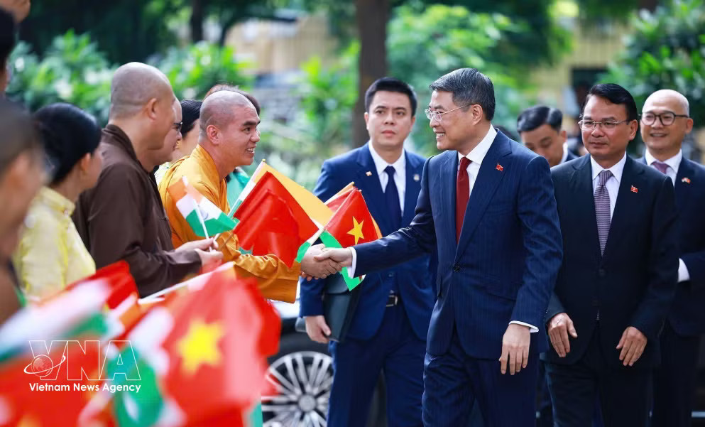 Prime Minister Le Minh Hung and representatives of the Vietnamese community in India attend a flower-offering ceremony at the statue of President Ho Chi Minh in New Delhi on September 12 (Photo: VNA) vnanet-pm22.png