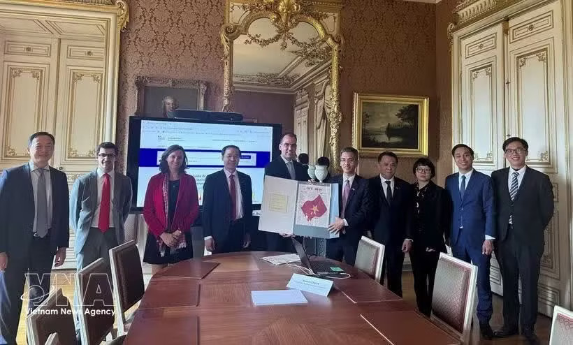Deputy Chief of the Communist Party of Vietnam (CPV) Central Committee's Office Vo Thanh Hung (fifth, right) receives archives on President Ho Chi Minh handed over by the French National Overseas Archives on September 10. (Photo: VNA) 