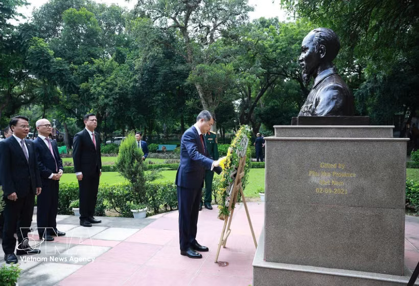 Prime Minister Le Minh Hung and a high-ranking delegation of Vietnam lay a wreath at the statue of President Ho Chi Minh in G20 Park in the Indian capital of New Delhi on September 12 (Photo: VNA)