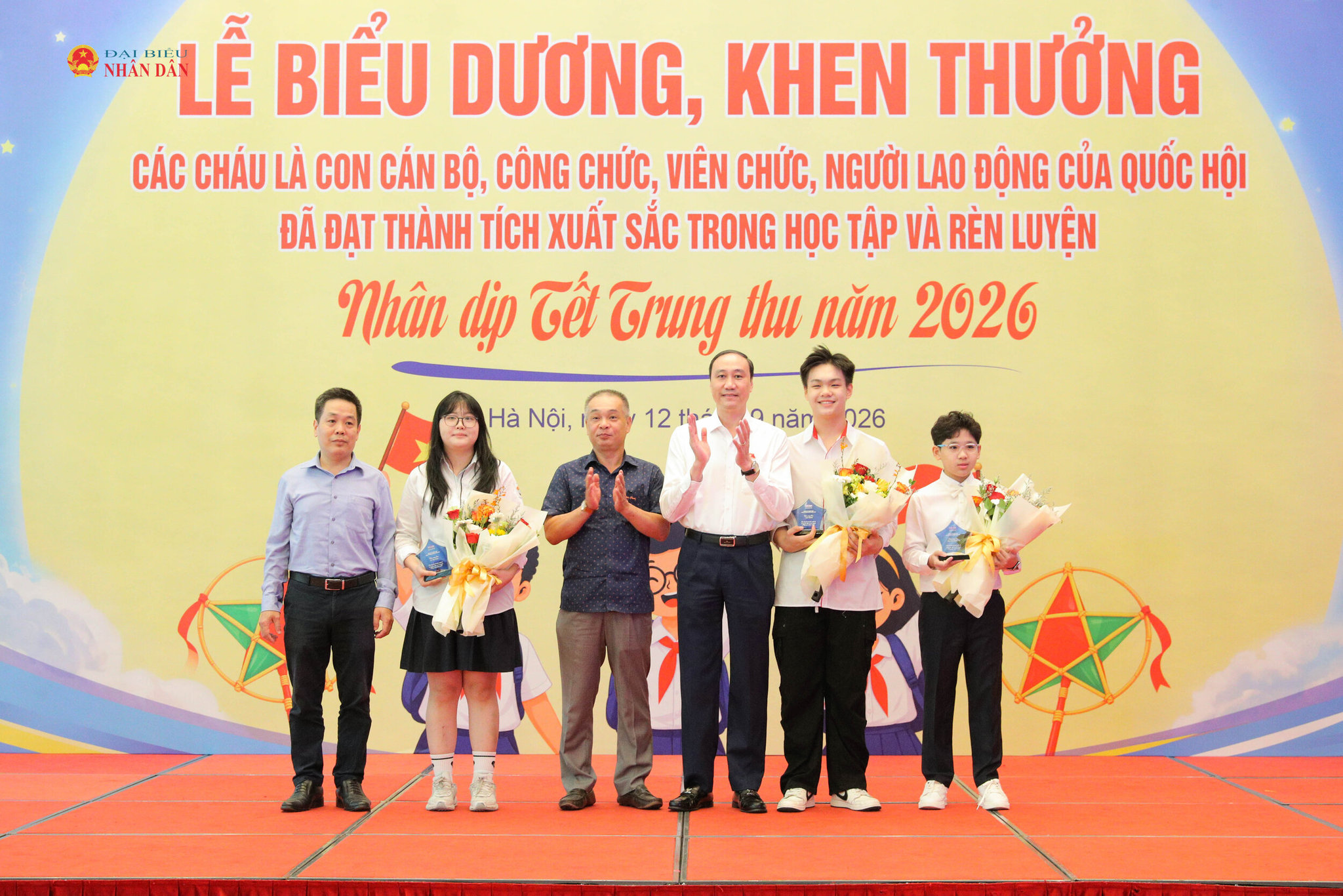 Phó Bí thư Đảng uỷ Quốc hội Phùng Khánh Tài trao thưởng cho các cháu có thành tích cấp quốc tế