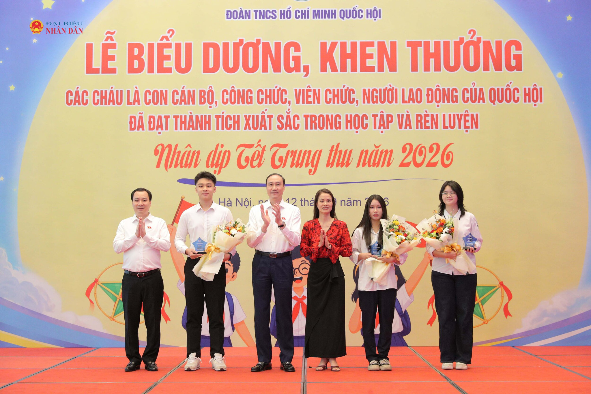 Phó Bí thư Đảng uỷ Quốc hội Phùng Khánh Tài và trao thưởng cho các cháu có thành tích cấp quốc gia