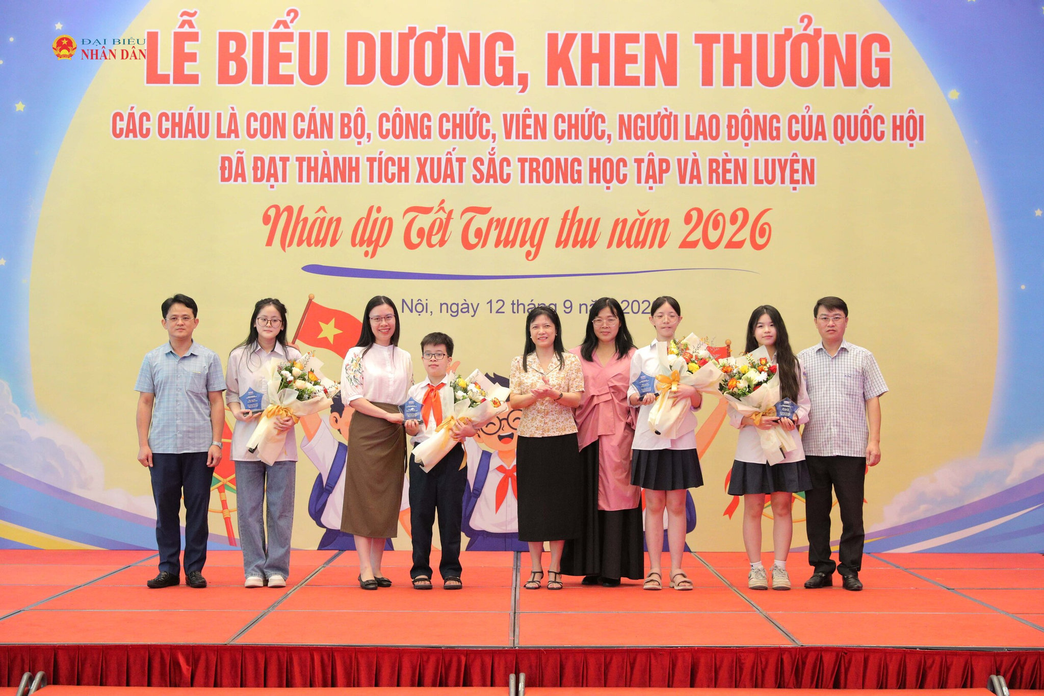 Phó Chủ nhiệm Ủy ban Công tác đại biểu Tạ Thị Yên trao thưởng cho các cháu có thành tích cấp Tỉnh, Thành phố