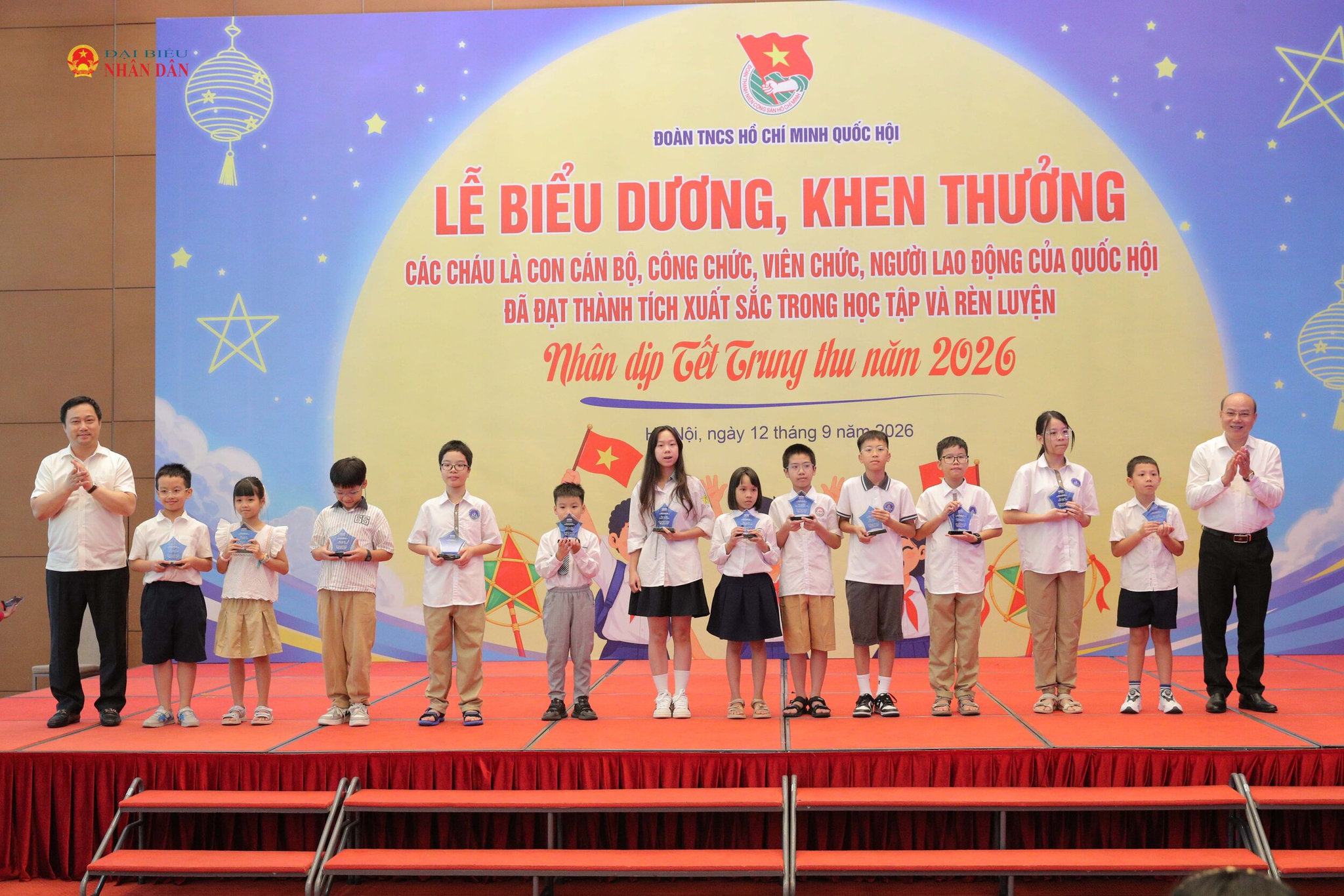 Phó Chủ nhiệm Ủy ban Dân nguyện và Giám sát Cao Mạnh Linh và đại biểu hoạt động Chuyên trách tại Ủy ban Công tác đại biểu Hoàng Văn Nghĩa trao thưởng cho các học sinh có thành tích xuất sắc