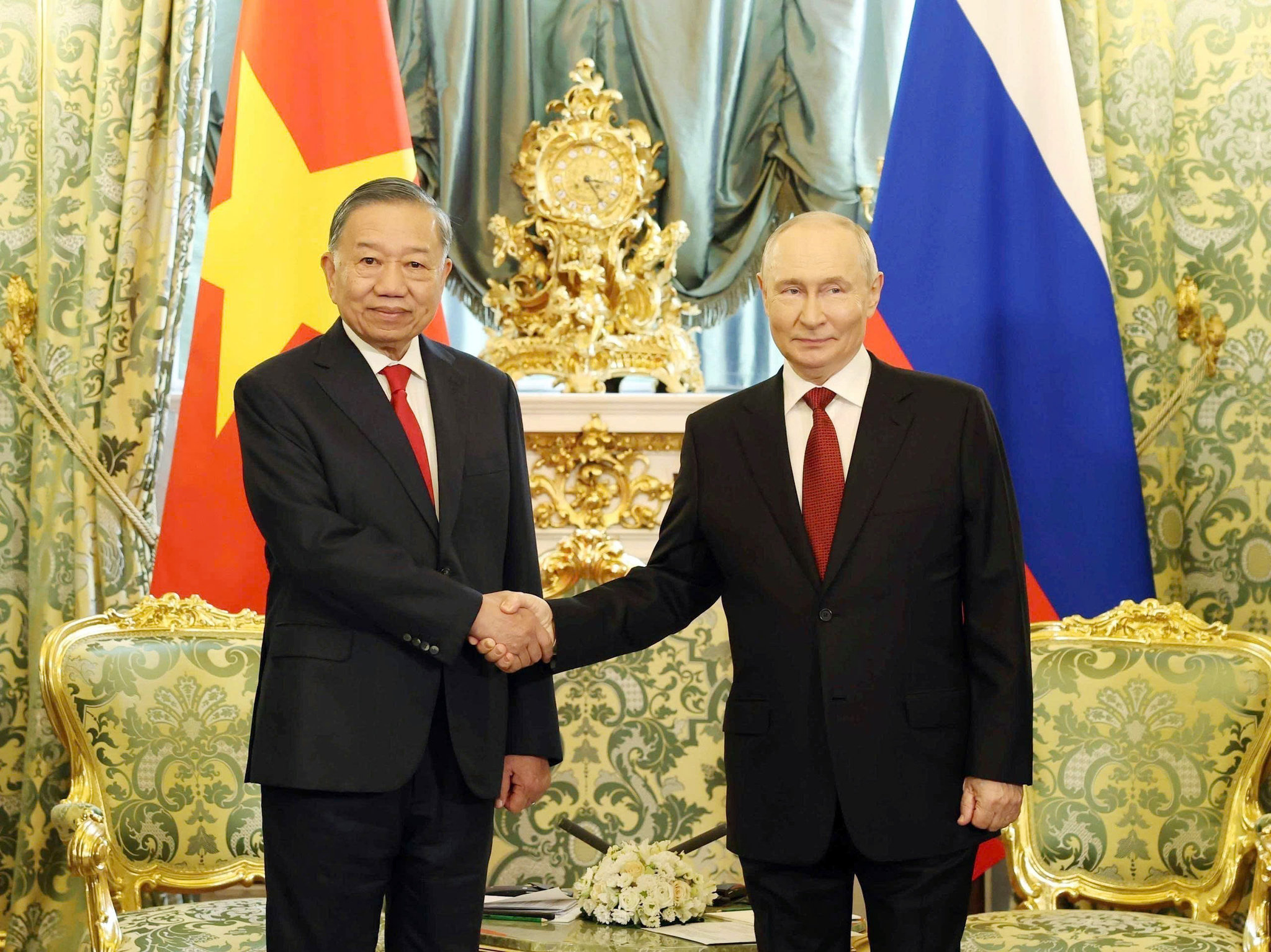 Tổng Bí thư, Chủ tịch nước Tô Lâm gặp hẹp Tổng thống Liên bang Nga Vladimir Putin