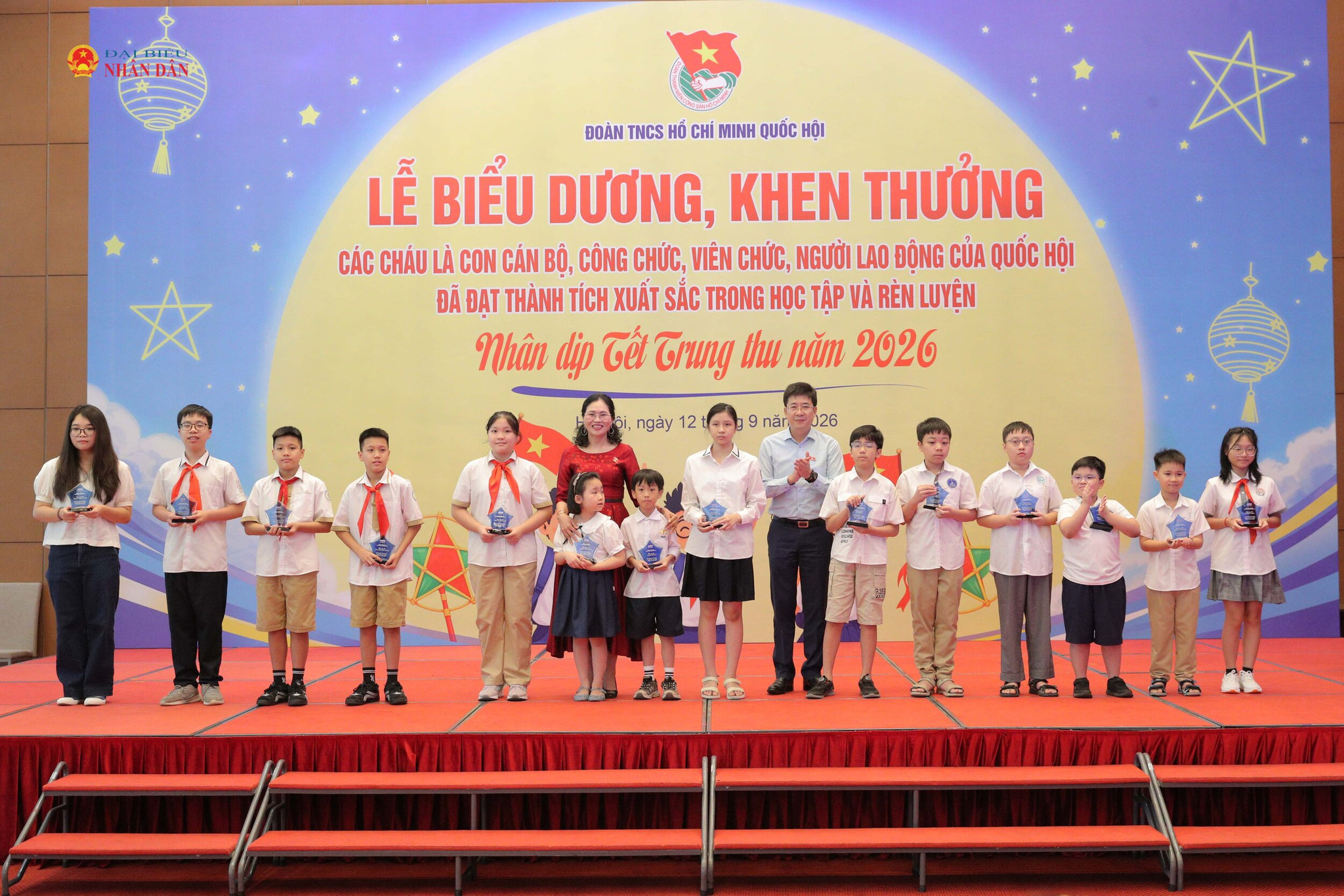 Trao thưởng cho các cháu có thành tích xuất sắc 1