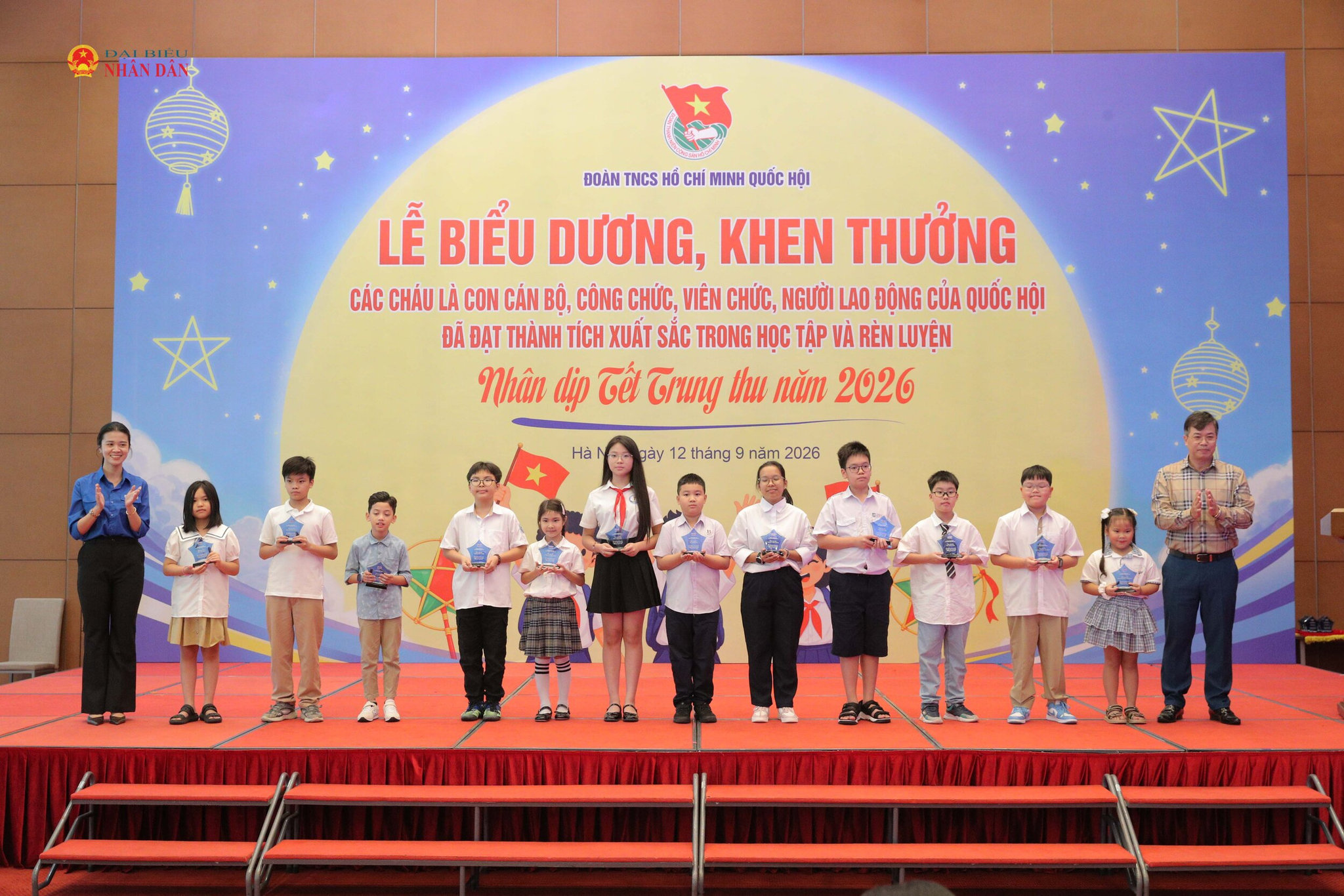 Trao thưởng cho các cháu có thành tích xuất sắc 2
