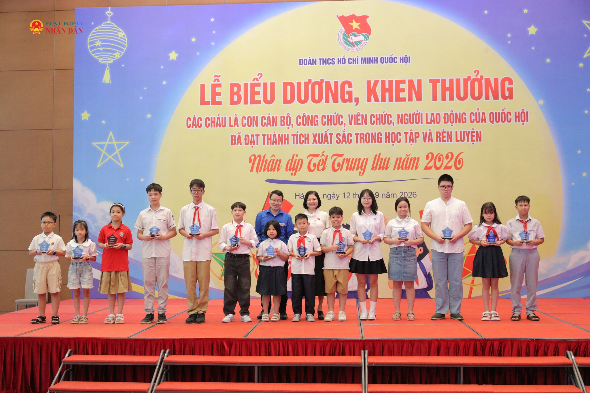 Trao thưởng cho các cháu có thành tích xuất sắc 3