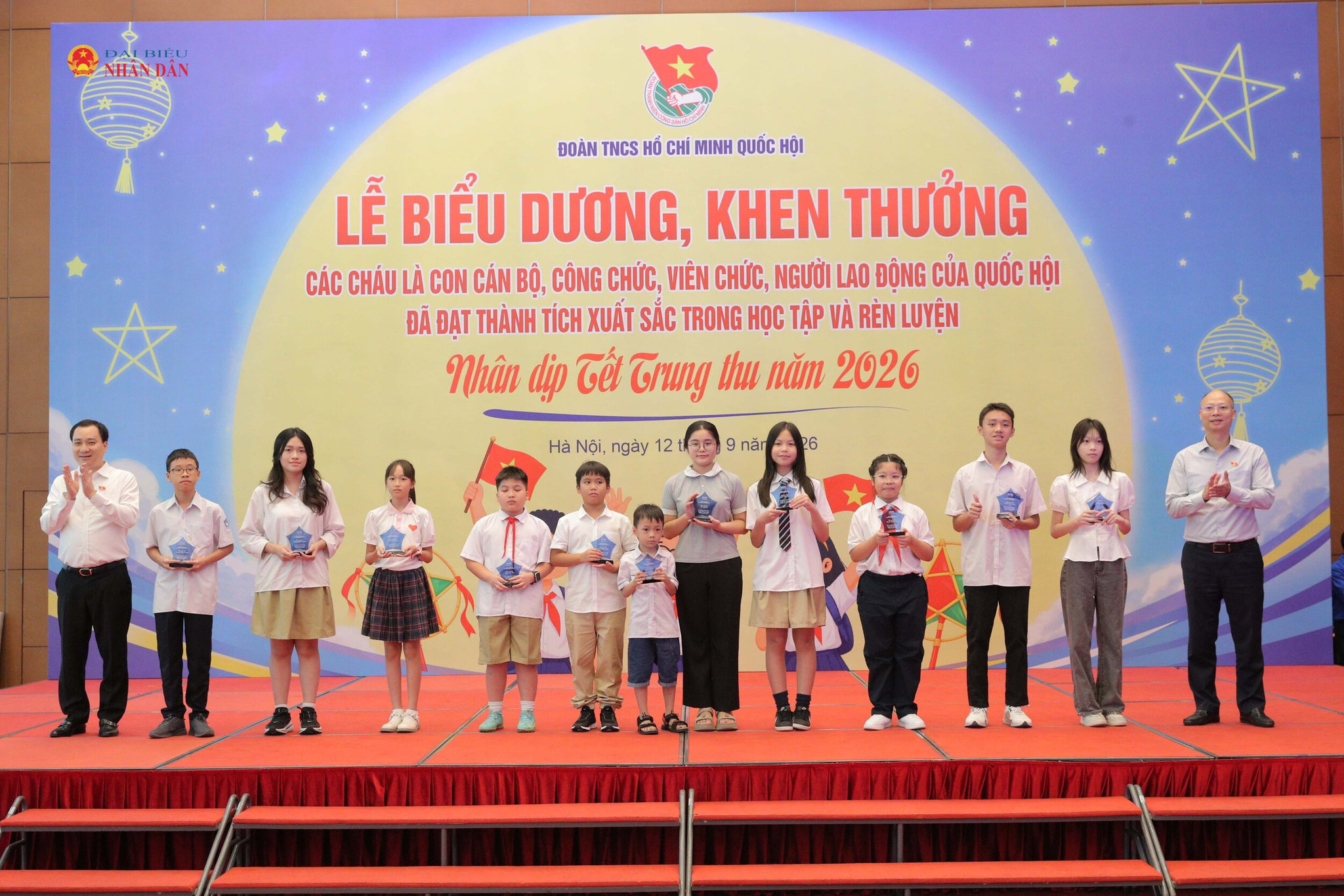 Trao thưởng cho các cháu có thành tích xuất sắc