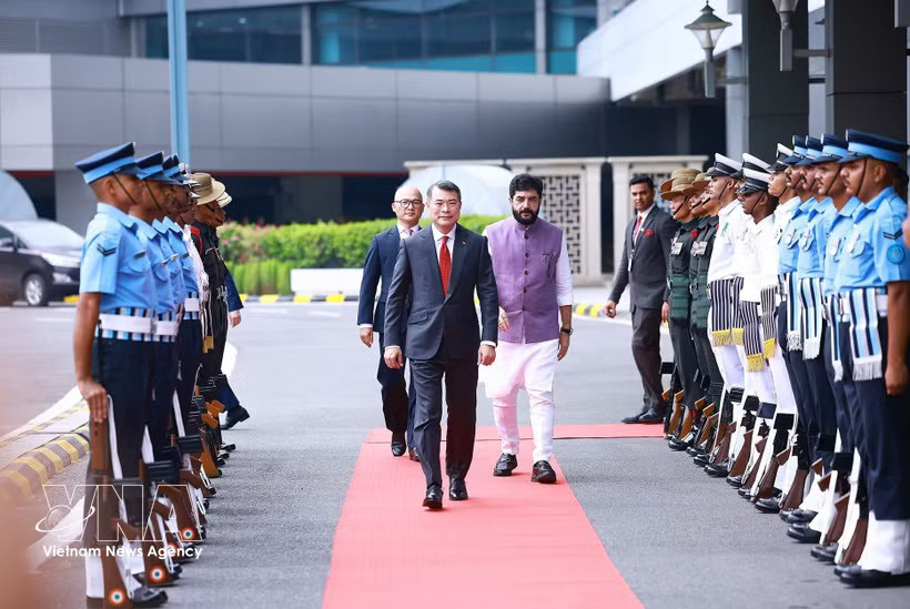 Prime Minister Le Minh Hung arrives at Indira Gandhi International Airport in New Delhi on the morning of September 12 (Photo: VNA)